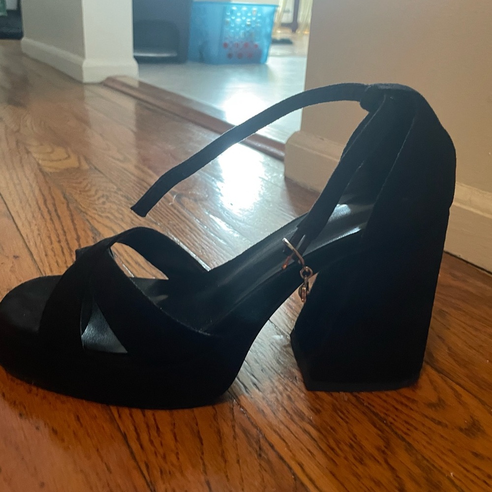 Accloris Black Platform Heels
